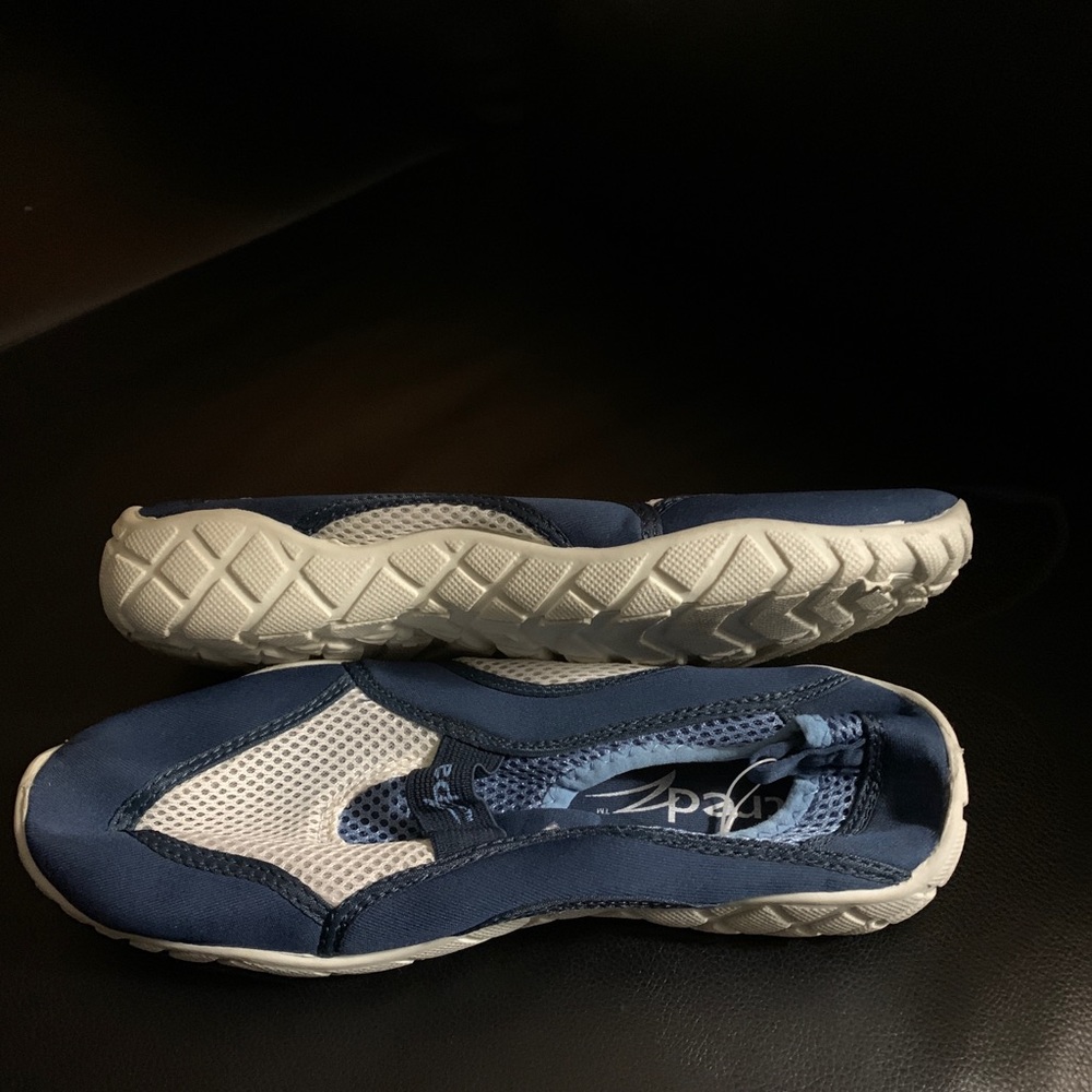 Tried Women’s water shoes-Size 8